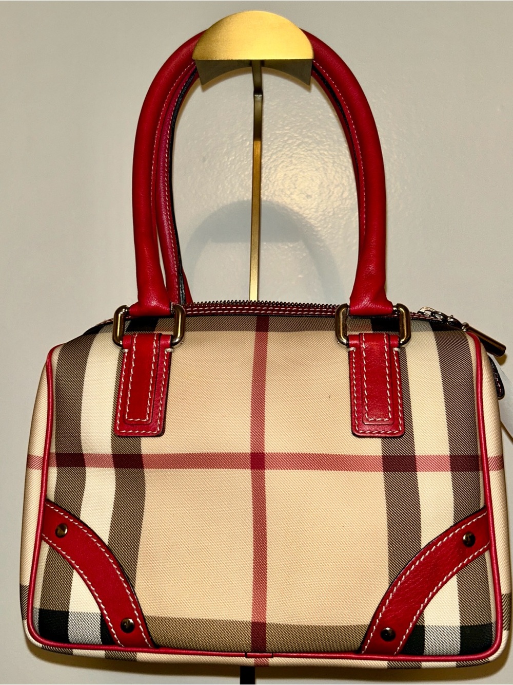 Burberry Supernova Burgundy Zipper
Closure .  Burberry London